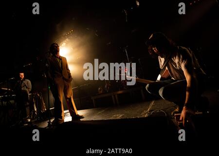 Le groupe de rock anglais, famille Fat White, est vu en scène au Hard Club de Porto, au Portugal. Banque D'Images