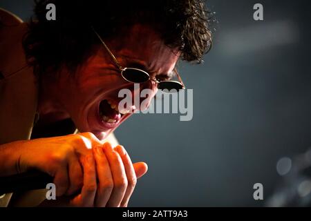 Lias Kaci Saoudi du groupe rock anglais, Fat White Family, est vu en direct à l'étape du Hard Club à Porto, Portugal. Banque D'Images