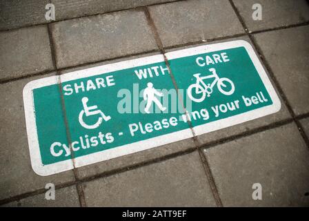 Partagez Avec Les Cyclistes Care Veuillez Faire Sonner Votre Panneau Bell, Portsmouth, Hampshire, Gb. Banque D'Images