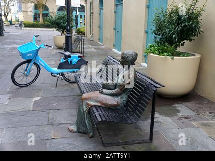 La Nouvelle-Orléans, Louisiane, U.S.A - 4 février 2020 - Statue d'une dame sur un banc près du marché français Banque D'Images