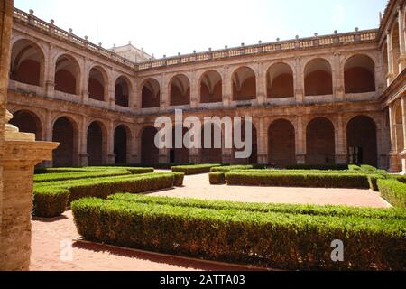 Août 2019. Valence, Espagne. Intérieur du cloître de l'ancien monastère de San Miguel de los Reyes, siège actuel de la Bibliothèque de Valence Banque D'Images