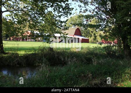 bâtiments de la grange agricole du midwest à côté d'une rivière Banque D'Images