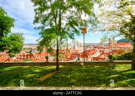 Paisible parc sur le terrain du château de Prague surplombant la vieille ville de Malá Strana et l'église Saint-Nicolas de Prague, en Tchéquie. Banque D'Images
