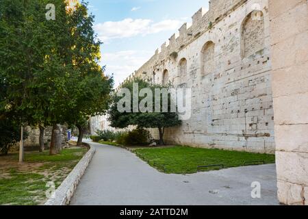 Le Golden Gate ou 'la porte du nord', l'une des quatre principales portes romaines du Palais de stari Grad Dioclétien de Split Croatie. Banque D'Images