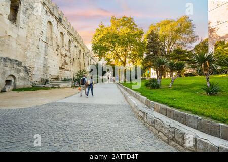 Les touristes passent le Golden Gate ou la "porte du nord", l'une des quatre principales portes romaines dans le Palais de stari grad Dioclétien de Split Croatie. Banque D'Images