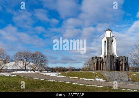 Minsk, Biélorussie - 1 janvier 2020 : la chapelle du complexe commémoratif de l'île de Tears sur l'île artificielle de la rivière Svislach. Un monument dédié à fal Banque D'Images