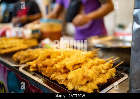 S'accroupir sur le grill sur le marché de la rue à Bangkok, en Thaïlande. Banque D'Images