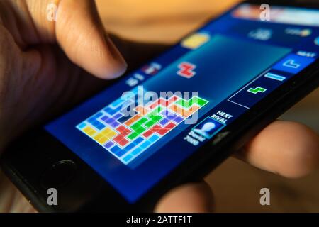 Bangkok, Thaïlande - 11 octobre 2019 : utilisateur de smartphone jouant au jeu Tetris sur iphone 7. Banque D'Images