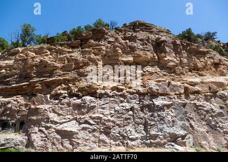 Des couches de roches qui ont des millions d'années sont maintenant exposées de l'érosion par la rivière Bighorn pour former les murs du canyon de la rivière Wind au Wyoming Banque D'Images