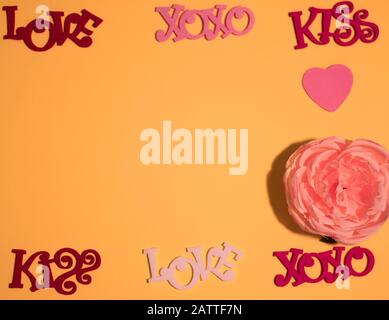 Saint-Valentin Love XOXO et Kiss avec rose (sur fond jaune clair) Banque D'Images
