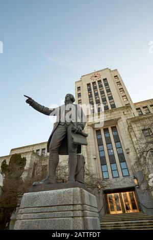 Statue du capitaine George Vancouver, en face de l'Art Déco, le City Hall Building achevé en 1936, Vancouver, Colombie-Britannique, Canada Banque D'Images