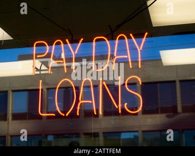 Prêts sur salaire signe néon dans la fenêtre d'un magasin, Vancouver, C.-B., Canada Banque D'Images