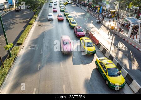 Bangkok, Thaïlande - 9 décembre 2018 : taxis thaïlandais stationnés sur la route près de la station de métro Mo Chit BTS en attente de passagers. Banque D'Images