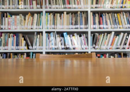 Table en bois avec étagères dans la bibliothèque Banque D'Images