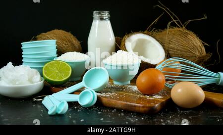 Noix de coco naturelle saine et nutritive avec une vaste gamme d'avantages et d'utilisations diététiques et cosmétiques, présentées ici comme ingrédients de cuisson, lait de coco, flou Banque D'Images