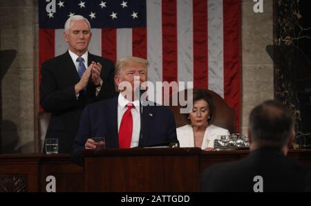 Washington DC, États-Unis. 04 février 2020. Le président américain Donald Trump met un verre d'eau en pause lors de son discours sur l'état de l'Union, accompagné par le vice-président Mike Pence et le président de la Chambre Nancy Pelosi en tant que secrétaire d'État Mike Pompeo, et applaudit au public de la Chambre des communes du Capitole des États-Unis À Washington, États-Unis le 4 février 2020. Crédit: Leah Millis/Pool via CNP /MediaPunch crédit: MediaPunch Inc/Alay Live News Banque D'Images