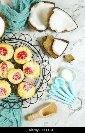 Thème de cuisson à la noix de coco plat mettre en page créative avec des macarons cuits au four, la farine de coco, le lait, l'huile, et la noix de coco déshydratée et le gluten de cuisson Banque D'Images
