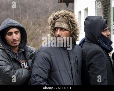 11 décembre 2019, Sarajevo, Bosnie-Herzégovine: Les hommes font la queue pour s'inscrire au camp de réfugiés d'Usivak près de Sarajevo.En Bosnie-Herzégovine, environ 8 000 réfugiés et migrants essaient de trouver un moyen de traverser la frontière avec la Croatie et d'aller plus loin vers les pays d'Europe occidentale. Certains d'entre eux vivent dans des camps de réfugiés surpeuplés, certains d'entre eux sont squatés dans des bâtiments abandonnés ou dorment simplement dans les rues. Beaucoup d'entre eux rapportent que s'ils sont pris à la frontière par la police croate, ils sont battus, leur argent comptant, les smartphones et les objets de valeur sont volés, les vestes et les chaussures sont brûlés et ils sont Banque D'Images