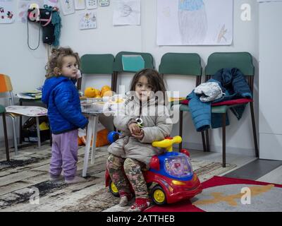 11 décembre 2019, Sarajevo, Bosnie-Herzégovine: Les enfants d'Irak dans un conteneur de maternelle au camp de réfugiés d'Usivak près de Sarajevo.En Bosnie-Herzégovine, environ 8 000 réfugiés et migrants essaient de trouver un moyen de traverser la frontière avec la Croatie et de se rendre plus loin dans les pays d'Europe occidentale. Certains d'entre eux vivent dans des camps de réfugiés surpeuplés, certains d'entre eux sont squatés dans des bâtiments abandonnés ou dorment simplement dans les rues. Beaucoup d'entre eux rapportent que s'ils sont pris à la frontière par la police croate, ils sont battus, leur argent comptant, les smartphones et les objets de valeur sont volés, les vestes et les chaussures sont bur Banque D'Images