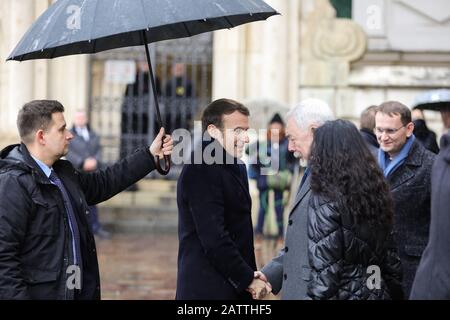 Cracovie, Pologne. 04 février 2020. Président français, Emmanuel Macron a accueilli avec satisfaction le maire de Cracovie, Jacek Majchowski lors de la visite.deuxième journée de la visite officielle du président Emmanuel Macron en Pologne. Après des réunions bilatérales fructueuses, la Pologne et la France ont signé un programme de coopération dans le cadre de leur "partenariat stratégique" et un futur sommet entre l'Allemagne, la France et la Pologne a été annoncé au sein du triangle de Weimar. Crédit: Sopa Images Limited/Alay Live News Banque D'Images