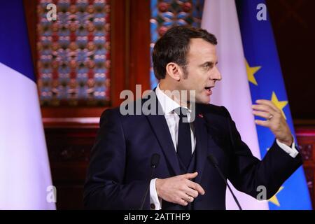 Cracovie, Pologne. 04 février 2020. Le Président français Emmanuel Macron prononce un discours à l'intention des étudiants de l'université historique de Jagiellonian en Pologne lors de la visite.deuxième journée de la visite officielle du Président Emmanuel Macron en Pologne. Après des réunions bilatérales fructueuses, la Pologne et la France ont signé un programme de coopération dans le cadre de leur "partenariat stratégique" et un futur sommet entre l'Allemagne, la France et la Pologne a été annoncé au sein du triangle de Weimar. Crédit: Sopa Images Limited/Alay Live News Banque D'Images