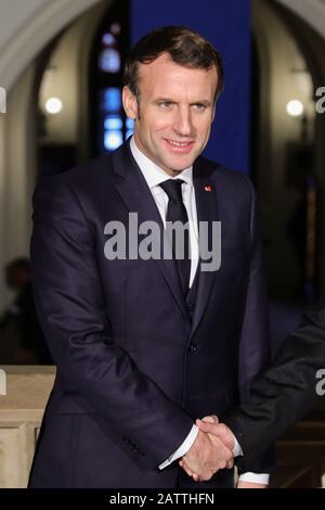 Cracovie, Pologne. 04 février 2020. Président français, Emmanuel Macron pose une photo à l'université historique de Jagiellonian en Pologne lors de la visite.deuxième journée de la visite officielle du Président Emmanuel Macron en Pologne. Après des réunions bilatérales fructueuses, la Pologne et la France ont signé un programme de coopération dans le cadre de leur "partenariat stratégique" et un futur sommet entre l'Allemagne, la France et la Pologne a été annoncé au sein du triangle de Weimar. Crédit: Sopa Images Limited/Alay Live News Banque D'Images