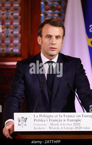 Cracovie, Pologne. 04 février 2020. Le Président français Emmanuel Macron prononce un discours à l'intention des étudiants de l'université historique de Jagiellonian en Pologne lors de la visite.deuxième journée de la visite officielle du Président Emmanuel Macron en Pologne. Après des réunions bilatérales fructueuses, la Pologne et la France ont signé un programme de coopération dans le cadre de leur "partenariat stratégique" et un futur sommet entre l'Allemagne, la France et la Pologne a été annoncé au sein du triangle de Weimar. Crédit: Sopa Images Limited/Alay Live News Banque D'Images