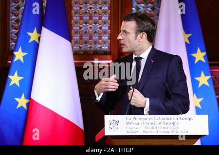 Cracovie, Pologne. 04 février 2020. Le Président français Emmanuel Macron prononce un discours à l'intention des étudiants de l'université historique de Jagiellonian en Pologne lors de la visite.deuxième journée de la visite officielle du Président Emmanuel Macron en Pologne. Après des réunions bilatérales fructueuses, la Pologne et la France ont signé un programme de coopération dans le cadre de leur "partenariat stratégique" et un futur sommet entre l'Allemagne, la France et la Pologne a été annoncé au sein du triangle de Weimar. Crédit: Sopa Images Limited/Alay Live News Banque D'Images