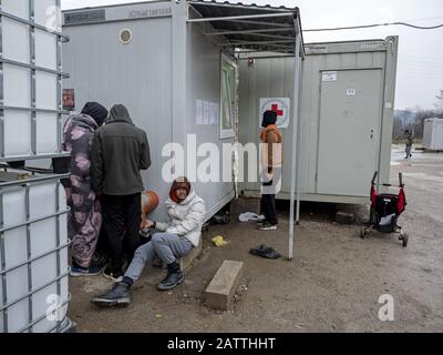 11 décembre 2019, Bosnie-Herzégovine: Les hommes se détendant au camp de réfugiés d'Usivak près de Sarajevo.En Bosnie-Herzégovine, environ 8 000 réfugiés et migrants essaient de trouver un moyen de traverser la frontière avec la Croatie et d'aller plus loin vers les pays d'Europe occidentale. Certains d'entre eux vivent dans des camps de réfugiés surpeuplés, certains d'entre eux sont squatés dans des bâtiments abandonnés ou dorment simplement dans les rues. Beaucoup d'entre eux rapportent que s'ils sont pris à la frontière par la police croate, ils sont battus, leur argent comptant, les smartphones et les objets de valeur sont volés, les vestes et les chaussures sont brûlés et ils sont battus par le garde-frontière Banque D'Images