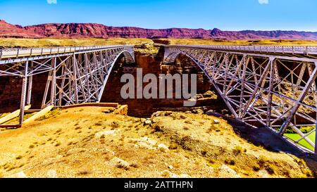 Ancien et nouveau pont Navajo de la US Highway 89 A, au-dessus du fleuve Colorado à Marble Canyon dans la zone de loisirs nationale de Glen Canyon, près de Page, Arizona Banque D'Images