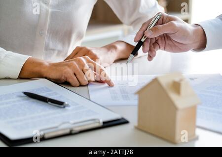 Courtier d'agent immobilier ou promoteur de maison montrant le contrat d'achat d'un contrat de maison à l'employé consultant Banque D'Images