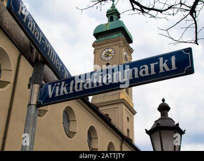 Panneau de rue Viktualienmarkt et église fantôme Sainte Banque D'Images