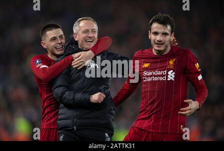 Liverpool. 4 février 2020. Neil Critchley (C), le Manager De Liverpool, célèbre avec Adam Lewis (L) et Pedro Chirivella (R) après le 4ème match de Relecture ronde de la FA Cup en anglais entre Liverpool et Shrewsbury Town à Anfield à Liverpool, en Grande-Bretagne, le 4 février 2020. Crédit: Xinhua/Alay Live News Banque D'Images