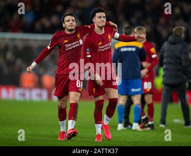 Liverpool. 4 février 2020. Pedro Chirivella (L) et Curtis Jones célèbrent après le 4ème match de Relecture ronde de la FA Cup entre Liverpool et Shrewsbury Town à Anfield à Liverpool, en Grande-Bretagne, le 4 février 2020. Crédit: Xinhua/Alay Live News Banque D'Images