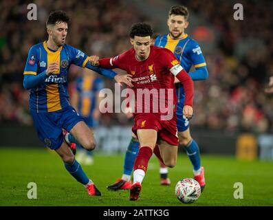 Liverpool. 4 février 2020. Le Curtis Jones (R) de Liverpool s'éloigne de Sean Goss de Shrewsbury Town lors du 4ème match de Relecture ronde de la FA Cup en anglais entre Liverpool et Shrewsbury Town à Anfield à Liverpool, en Grande-Bretagne, le 4 février 2020. Crédit: Xinhua/Alay Live News Banque D'Images