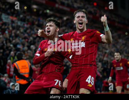 Liverpool. 4 février 2020. Neco Williams (L) et Liam Millar (R) de Liverpool célèbrent après un but propre de Shrewsbury Town lors du 4ème match de Relecture ronde de la FA Cup en anglais entre Liverpool et Shrewsbury Town à Anfield à Liverpool, en Grande-Bretagne, le 4 février 2020. Crédit: Xinhua/Alay Live News Banque D'Images