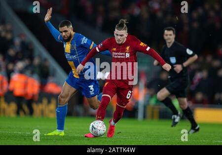 Liverpool. 4 février 2020. Harvey Elliott (R) de Liverpool passe devant Scott Golbourne de Shrewsbury Town lors du 4ème match de Relecture ronde de la FA Cup en anglais entre Liverpool et Shrewsbury Town à Anfield à Liverpool, en Grande-Bretagne, le 4 février 2020. Crédit: Xinhua/Alay Live News Banque D'Images