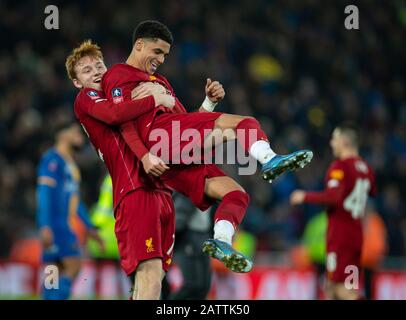 Liverpool. 4 février 2020. Le Sepp Van Den Berg (L) et Ki-Jana Hoever de Liverpool célèbrent après le 4ème match de Relecture ronde de la FA Cup entre Liverpool et Shrewsbury Town à Anfield à Liverpool, en Grande-Bretagne, le 4 février 2020. Crédit: Xinhua/Alay Live News Banque D'Images