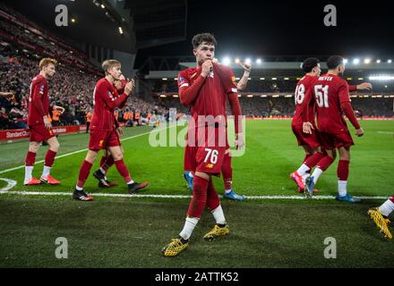 Liverpool. 4 février 2020. Neco Williams (C) de Liverpool célèbre après un but propre par Shrewsbury Town lors du 4ème match de Relecture ronde de la FA Cup en anglais entre Liverpool et Shrewsbury Town à Anfield à Liverpool, en Grande-Bretagne, le 4 février 2020. Crédit: Xinhua/Alay Live News Banque D'Images