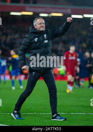 Liverpool. 4 février 2020. Neil Critchley, le Manager Des Moins de 23 Ans de Liverpool, célèbre après le 4ème match de Relecture ronde de la FA Cup en anglais entre Liverpool et Shrewsbury Town à Anfield à Liverpool, en Grande-Bretagne, le 4 février 2020. Crédit: Xinhua/Alay Live News Banque D'Images