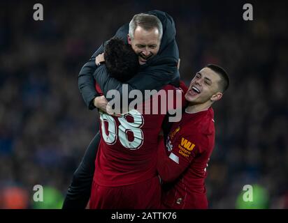 Liverpool. 4 février 2020. Neil Critchley (C), le Manager De Liverpool, célèbre avec Pedro Chirivella (L) et Adam Lewis après le 4ème match de Relecture ronde de la FA Cup en anglais entre Liverpool et Shrewsbury Town à Anfield à Liverpool, en Grande-Bretagne, le 4 février 2020. Crédit: Xinhua/Alay Live News Banque D'Images