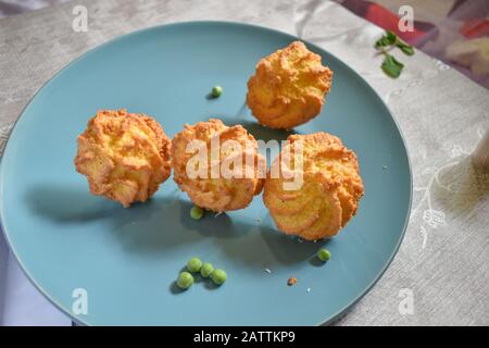 macarons de noix de coco sur une plaque bleue Banque D'Images