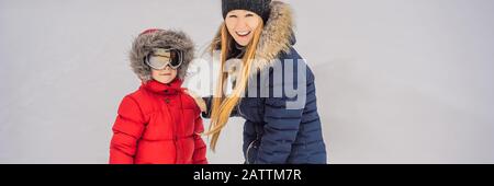 Maman met sur lunettes de ski pour son fils BANNER, format long Banque D'Images