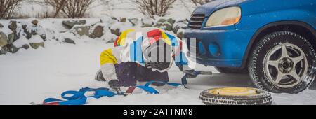 Homme avec crochets de corde de remorquage près DE LA BANNIÈRE de voiture remorquée, FORMAT LONG Banque D'Images