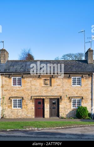 Rangée de cottages attachés le long de la rue haute dans l'après-midi lumière du soleil d'hiver. Chipping Campden, Cotswolds, Gloucestershire, Angleterre Banque D'Images