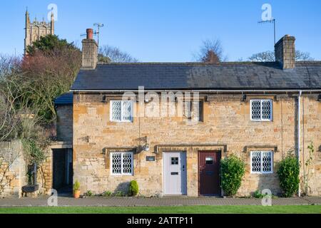 Rangée de cottages attachés le long de la rue haute dans l'après-midi lumière du soleil d'hiver. Chipping Campden, Cotswolds, Gloucestershire, Angleterre Banque D'Images