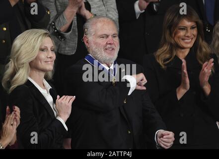 Washington, États-Unis. 04 février 2020. Première dame Melania Trump applaudit après avoir présenté la Médaille présidentielle de la liberté au commentateur conservateur Rush Limbaugh en tant que président Donald Trump prononce son discours sur l'état de l'Union lors d'une session conjointe du Congrès à la Chambre du Capitole des États-Unis à Washington, DC le mardi 4 février 2020. Photo de Pat Benic/UPI crédit: UPI/Alay Live News Banque D'Images