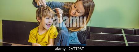 Mère et fils assemblant des meubles. Garçon aidant sa mère à la maison. BANNIÈRE de concept Happy Family, FORMAT LONG Banque D'Images