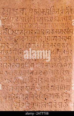 Pétroglyphes d'édits écrits en sanskrit (vers le XIIe siècle) sur les murs des temples de Kiradu près de Barmer, Rajasthan. Banque D'Images