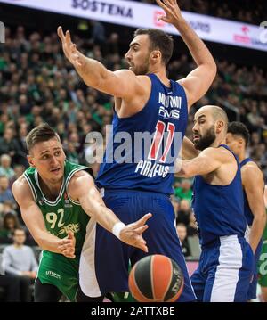 Kaunas, Lituanie. 4 février 2020. Edgaras Ulanovas (L)de Zalgiris Kaunas rivalise pendant le match de la saison régulière de basket-ball de l'Euroligue entre les Kaunas de Zalgiris de Lituanie et les Olympiacos Pirée de Grèce à Kaunas, Lituanie, 4 février 2020. Crédit: Alfredas Pliadis/Xinhua/Alay Live News Banque D'Images